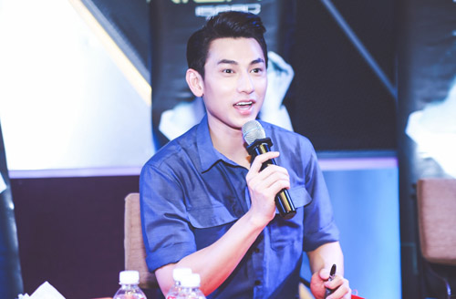 Nhiều fan nữ lớn tuổi bế con nhỏ đến gặp Isaac - 4