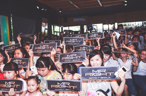 Nhiều fan nữ lớn tuổi bế con nhỏ đến gặp Isaac - 2