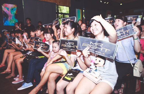 Nhiều fan nữ lớn tuổi bế con nhỏ đến gặp Isaac - 3