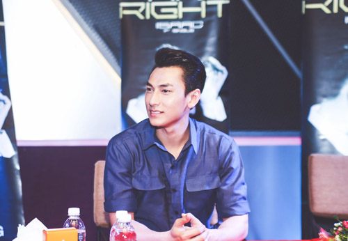 Nhiều fan nữ lớn tuổi bế con nhỏ đến gặp Isaac - 5