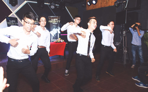 Nhiều fan nữ lớn tuổi bế con nhỏ đến gặp Isaac - 6