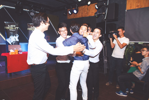 Nhiều fan nữ lớn tuổi bế con nhỏ đến gặp Isaac - 7