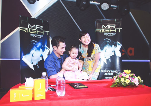 Nhiều fan nữ lớn tuổi bế con nhỏ đến gặp Isaac - 9