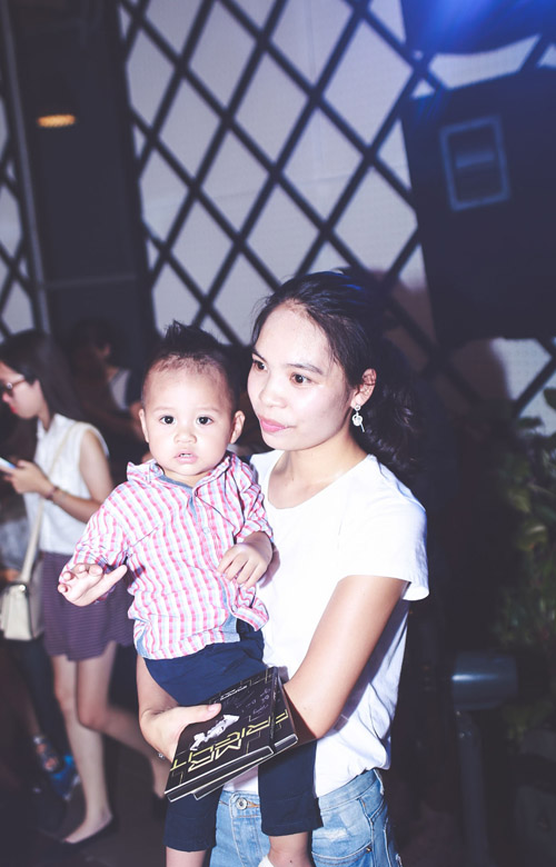 Nhiều fan nữ lớn tuổi bế con nhỏ đến gặp Isaac - 10