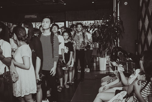 Nhiều fan nữ lớn tuổi bế con nhỏ đến gặp Isaac - 5