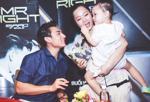 Nhiều fan nữ lớn tuổi bế con nhỏ đến gặp Isaac - 12