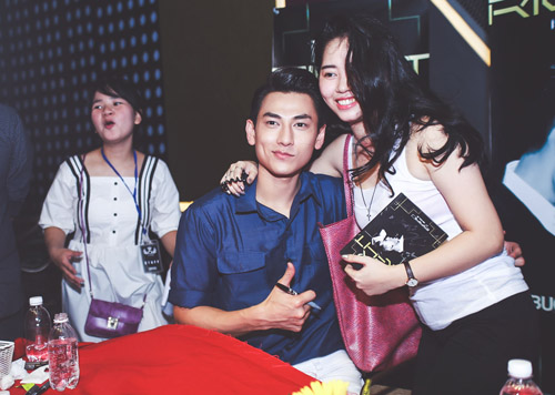 Nhiều fan nữ lớn tuổi bế con nhỏ đến gặp Isaac - 2