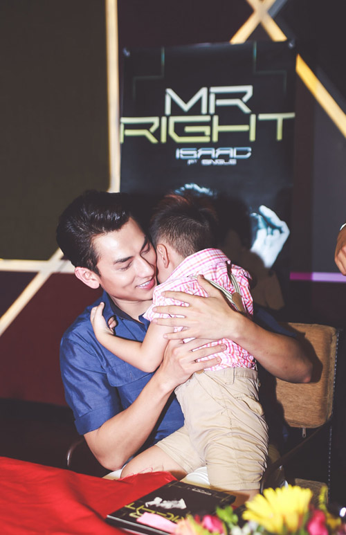 Nhiều fan nữ lớn tuổi bế con nhỏ đến gặp Isaac - 13