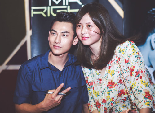 Nhiều fan nữ lớn tuổi bế con nhỏ đến gặp Isaac - 3