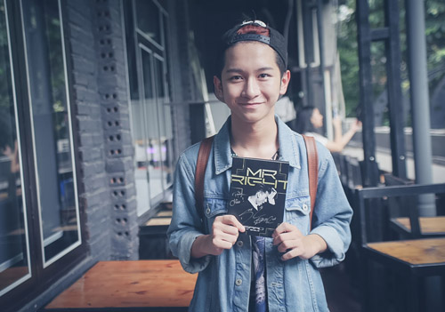 Nhiều fan nữ lớn tuổi bế con nhỏ đến gặp Isaac - 6