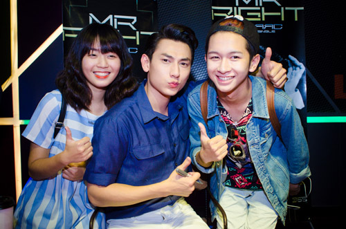 Nhiều fan nữ lớn tuổi bế con nhỏ đến gặp Isaac - 7