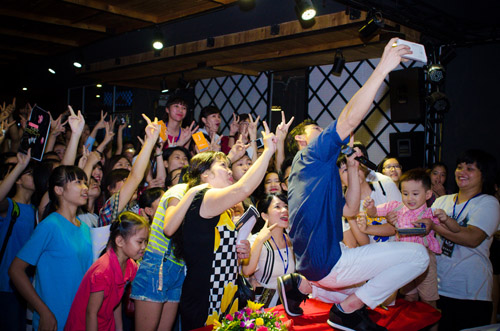 Nhiều fan nữ lớn tuổi bế con nhỏ đến gặp Isaac - 8