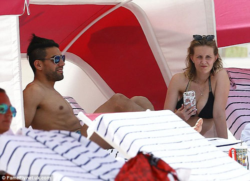 Sao 360 độ 19/7: Falcao bị dàn mỹ nhân bikini “bao vây” - 6