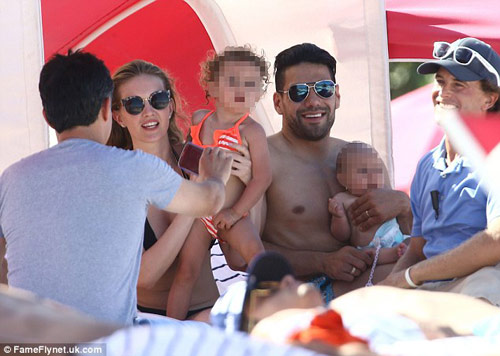 Sao 360 độ 19/7: Falcao bị dàn mỹ nhân bikini “bao vây” - 7