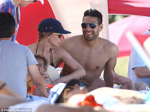 Sao 360 độ 19/7: Falcao bị dàn mỹ nhân bikini “bao vây” - 5