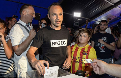 Sao 360 độ 19/7: Falcao bị dàn mỹ nhân bikini “bao vây” - 4