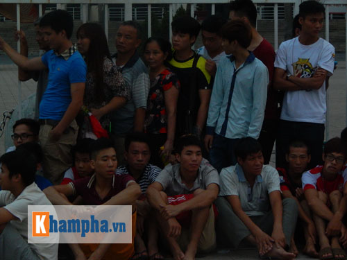 Fan Việt chen nhau “bẹp ruột” mua vé xem Man City - 2