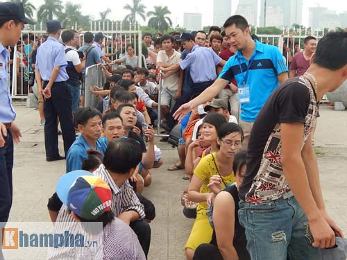Fan Việt chen nhau “bẹp ruột” mua vé xem Man City - 10
