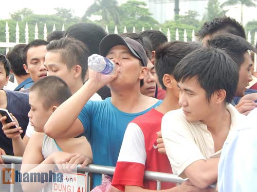 Fan Việt chen nhau “bẹp ruột” mua vé xem Man City - 11