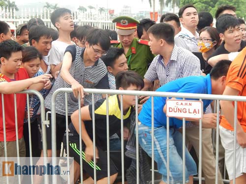 Fan Việt chen nhau “bẹp ruột” mua vé xem Man City - 12