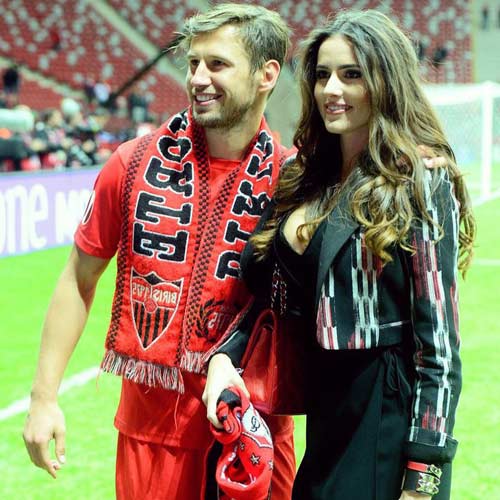 Sao 360 độ 19/7: Falcao bị dàn mỹ nhân bikini “bao vây” - 11