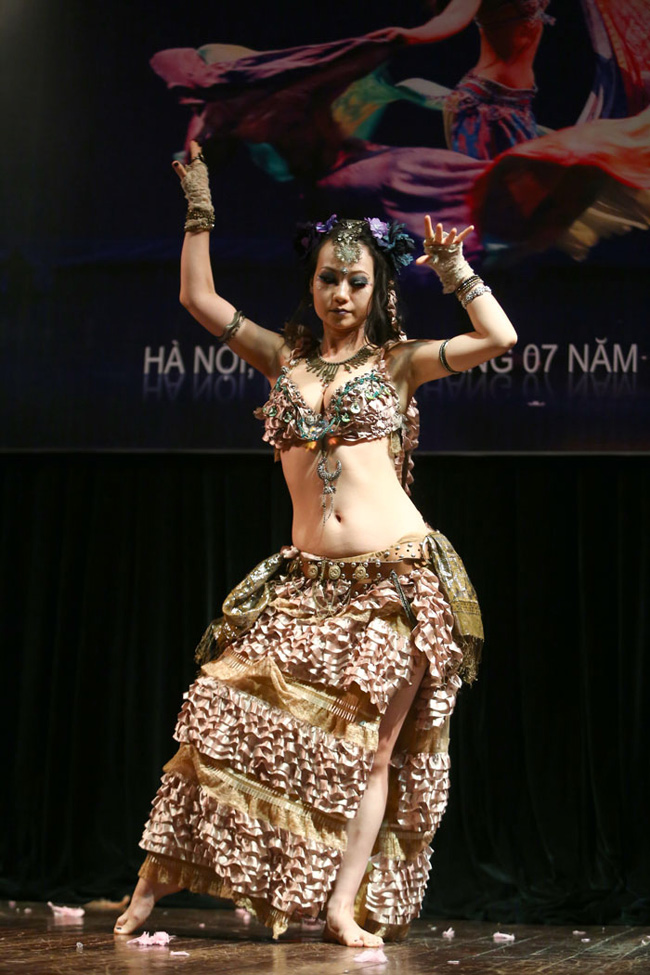 Trong ảnh, ngôi sao Bellydance top 5 thế giới đến từ Ukraine – Alex Delora làm giám khảo cuộc thi và tham gia biểu diễn&nbsp;Ngôi sao Bellydance đến từ Show Tribal Fest – Lastvegas ( show diễn Fusion hàng đầu thế giới )&nbsp; - Alice Yeung