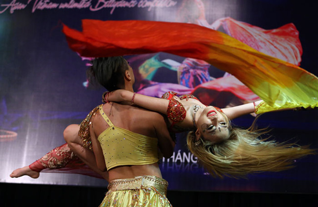 "Phiêu" với vũ điệu belly dance nóng bỏng