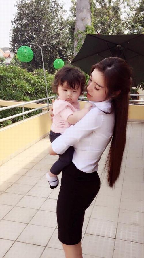 Loạt ảnh &#34;siêu yêu&#34; của Elly Trần và con gái lai Tây - 8