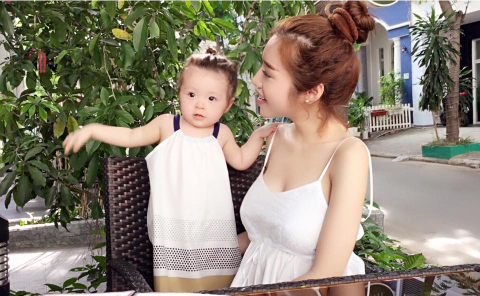 Loạt ảnh &#34;siêu yêu&#34; của Elly Trần và con gái lai Tây - 4