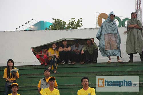 Dàn fan nữ xinh xứ Thanh làm sôi động sân Long An - 7