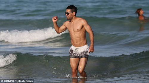 Sao 360 độ 19/7: Falcao bị dàn mỹ nhân bikini “bao vây” - 3