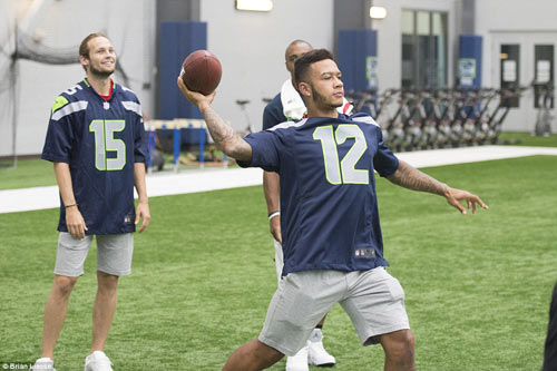 Sao 360 độ 19/7: Falcao bị dàn mỹ nhân bikini “bao vây” - 4