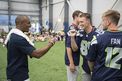 Sao 360 độ 19/7: Falcao bị dàn mỹ nhân bikini “bao vây” - 5