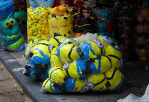 Sản phẩm ăn theo phim Minions "đắt như tôm tươi" - 2