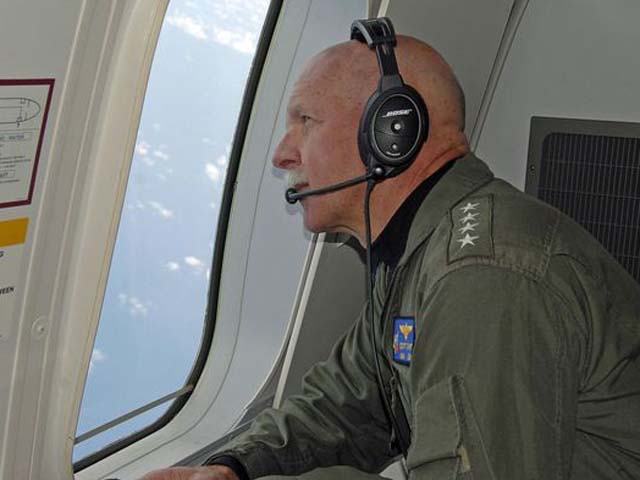 Đô đốc Mỹ ngồi phi cơ trinh sát mới nhất tuần tra Biển Đông - 1