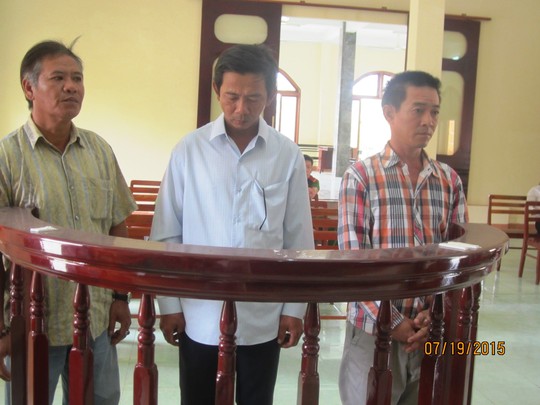 Tiếp tay Việt kiều buôn lậu, phó, trưởng công an xã vào tù - 2