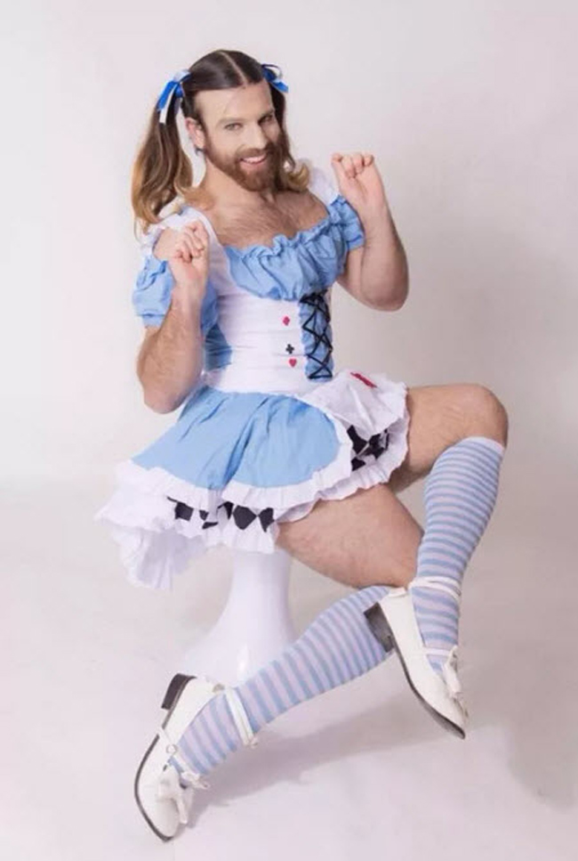 Richard Magarey được mệnh danh là "quý cô râu" (ladybeard) nổi tiếng ở Nhật. Người đàn ông đến từ nước Úc có phong cách ăn mặc giả gái nhưng vẫn để râu ria và trình diễn J-Pop rất tinh nghịch.