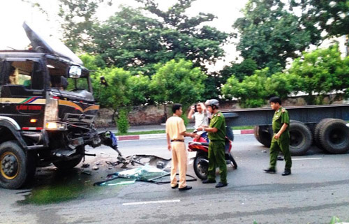 2 xe container tông nhau giữa trung tâm TP.HCM, 4 người nhập viện - 1