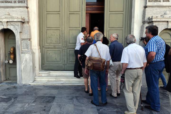 Phi công Hy Lạp lái chiến đấu cơ ra nước ngoài rút tiền - 2