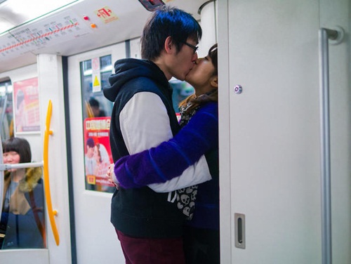 Các cặp đôi tình tứ hôn nhau trên tàu điện ngầm - 1