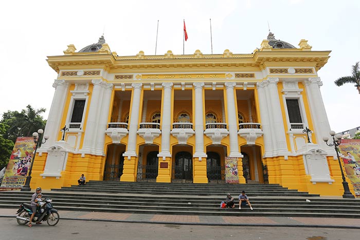 Chùm ảnh: Nhà hát lớn Hà Nội đang thay màu &#34;áo&#34; mới - 1