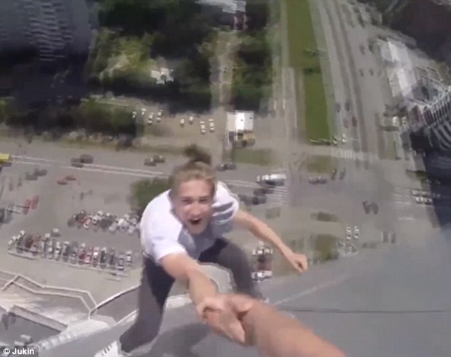 Hết hồn với màn đánh đu trên nóc tòa nhà cao tầng - 4