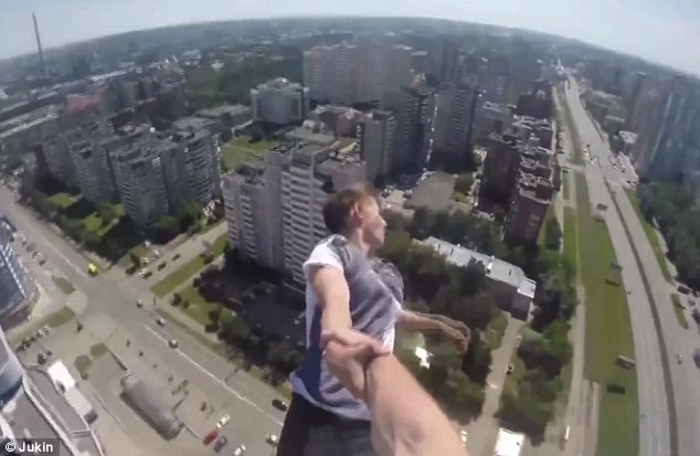 Hết hồn với màn đánh đu trên nóc tòa nhà cao tầng - 5