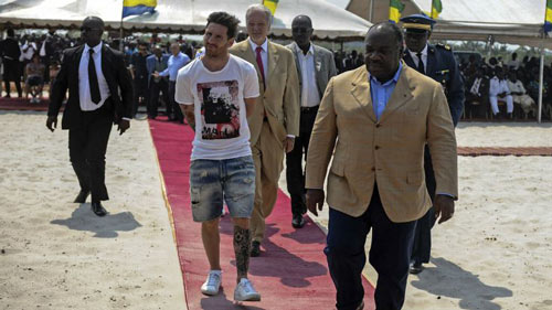 Ăn mặc luộm thuộm tới Gabon, Messi bị công kích dữ dội - 1
