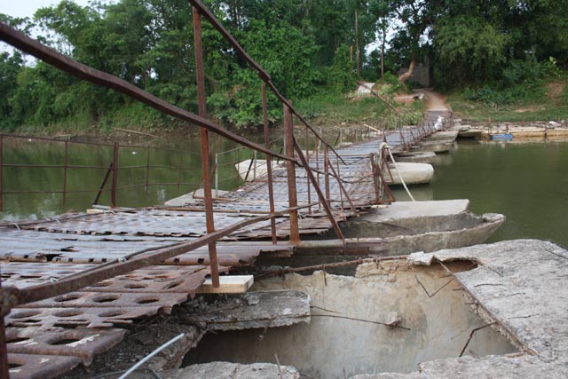 HN: Thả mạng sống "dập dềnh" theo cầu phao bung gãy - 2