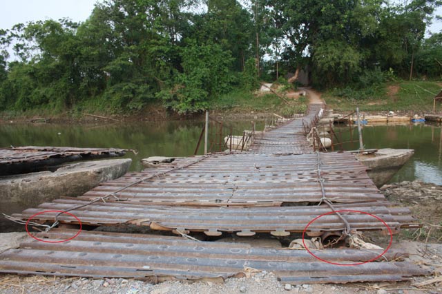 HN: Thả mạng sống "dập dềnh" theo cầu phao bung gãy - 5