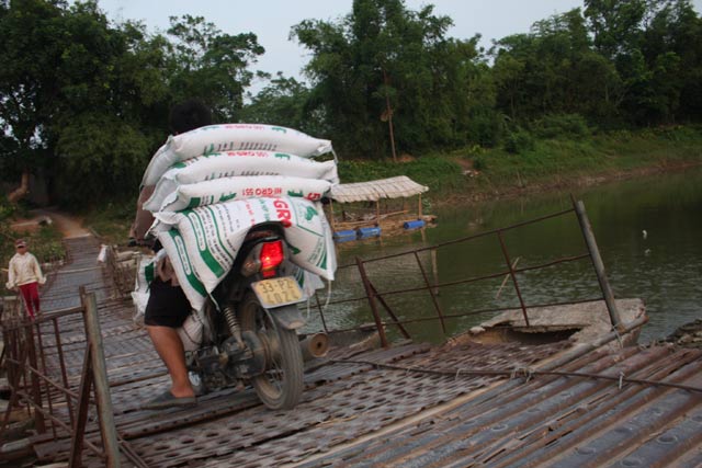 HN: Thả mạng sống "dập dềnh" theo cầu phao bung gãy - 6