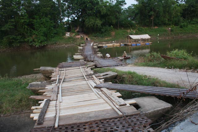 HN: Thả mạng sống "dập dềnh" theo cầu phao bung gãy - 7