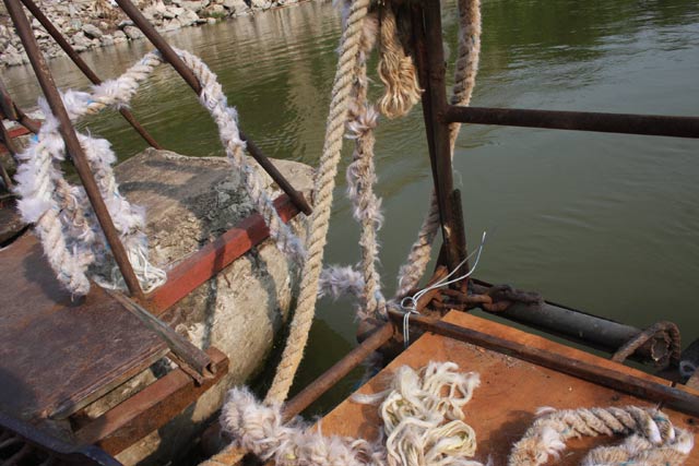 HN: Thả mạng sống "dập dềnh" theo cầu phao bung gãy - 8