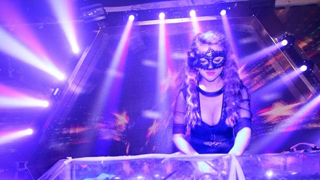 Vẻ nóng bỏng của nữ DJ Việt khiến triệu khán giả mê mẩn